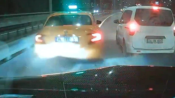 Eyüpsultan’da yol vermeme inadı ortalığı savaş alanına çevirdi! Egoların çatıştığı kaza anbean kameraya yansıdı...