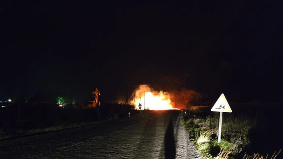 Fırtına elektrik tellerini kopardı, çıkan yangın büyümeden söndürüldü