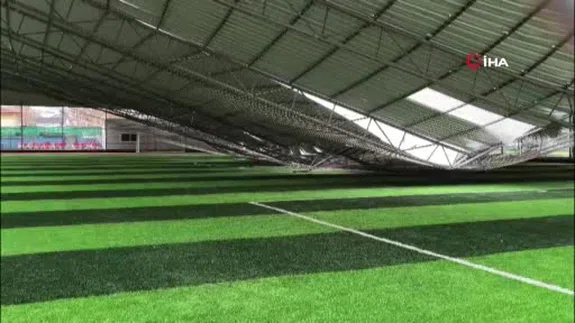 80 km hızındaki rüzgar halı sahayı yıktı: O anlar saniye saniye kamerada!