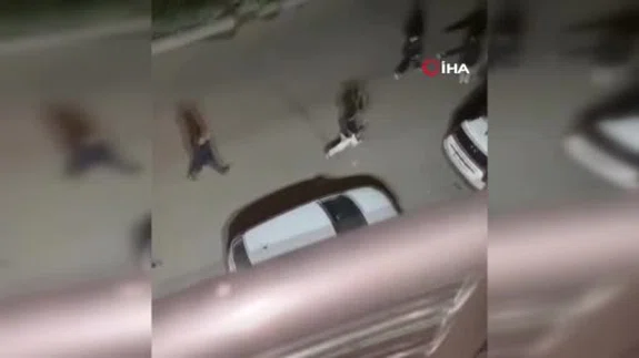 Esenyurt’ta sokak kan gölüne döndü: Yumruklarla bıçakların karıştığı o anlar kamerada...