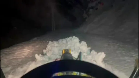 8 insan, 3 gün, 1 çığ... Hakkari'de mahsur kalan işçilerin kurtarılma anı kamerada!