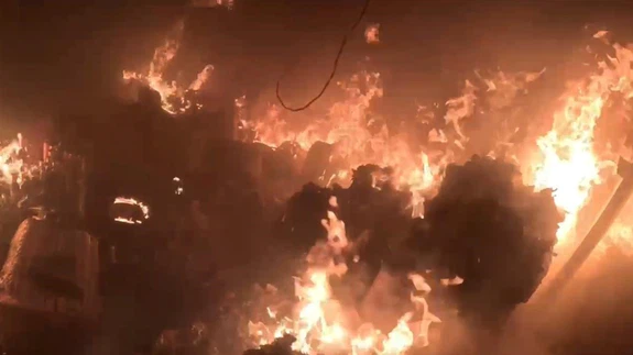 Diyarbakır'da iş yeri cayır cayır yandı: O anlar itfaiye erinin kamerasına yansıdı!