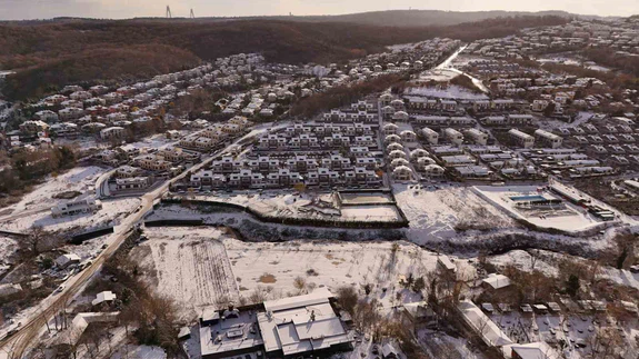 Kartpostallık manzaralar... İstanbul yeni yıla karla uyandı, çatıları kar kapladı!