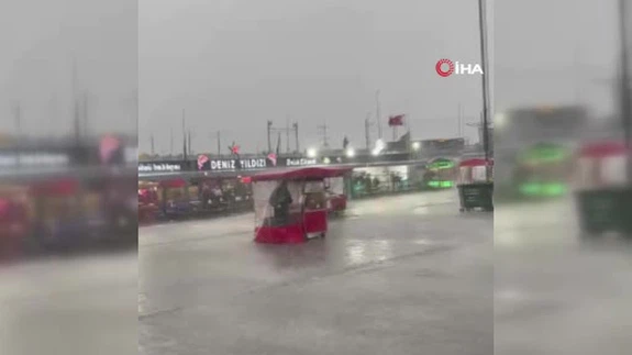 İstanbul’da lodos dehşeti... Çatılar uçtu, tezgahlar devrildi, sokaklar karıştı!