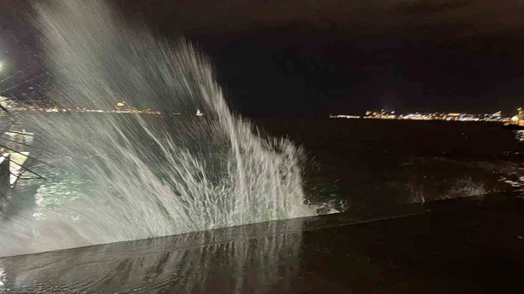 İstanbul’da deniz kabardı: Lodos sahilleri dövdü!