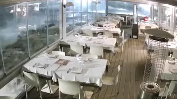 Deniz duvar tanımadı: Sicilya’da siklon restoranı hedef aldı!