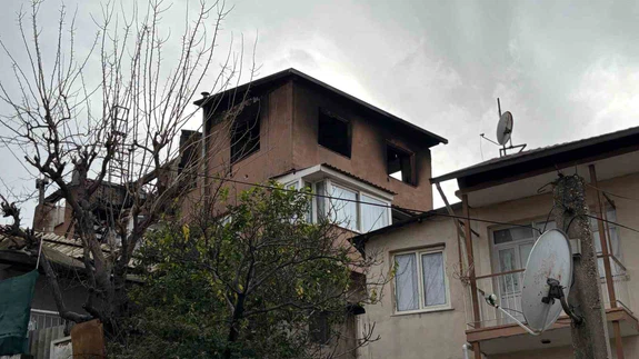 Vatandaşlar dumanı fark etti: Bayraklı’da yangın son anda söndürüldü!