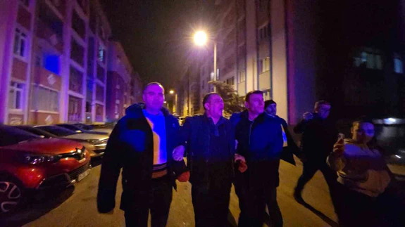 'Polis gelmedi ben de vurdum!': Karabük'te alkollü baba kızının sevgilisine ateş açtı!