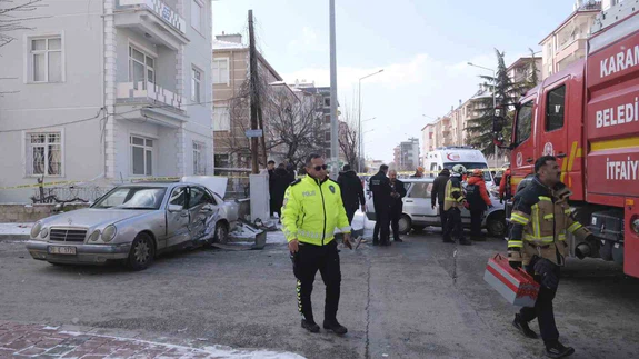 Kavşakta çarpıştılar, elektrik panosunu devirdiler: Karaman'da olay yerinde kalp masajı!