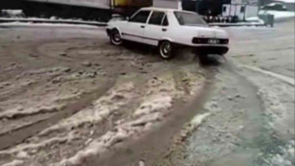 Hatay'da yolu buz pisti sandı, drift keyfi rekor cezayı getirdi!