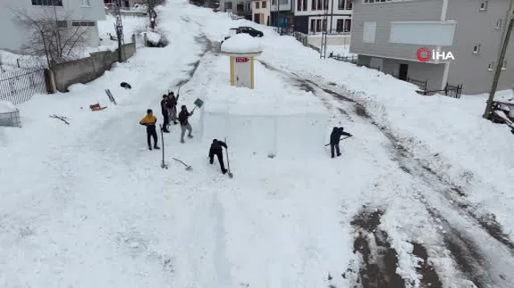 Kız Kulesi’nden sonra şimdi de valilik... Sivas’ta çocuklardan kardan eser şov!