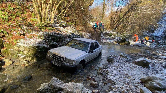 Kartepe’de tüyler ürperten manzara! Ormanda su içinde Mercedes, 10 metre ötede ceset...
