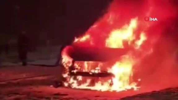 Sürücü yanan araçta para ve altınını aradı