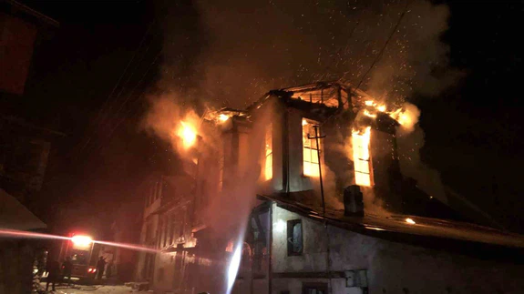 Kastamonu’da tarih alevlere teslim oldu! 3 katlı konak küle döndü...