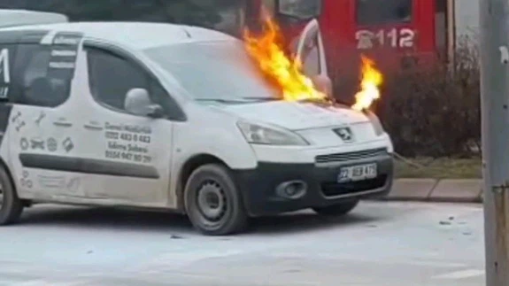 Edirne’de otomobilden alevli protesto: Kontak çevrildi, araç kendini yaktı!