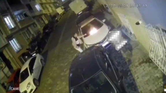 'Buraya park etme' tartışması aracı yakıyordu: Esenyurt'ta aracın üzerine yanan bez atıldı!