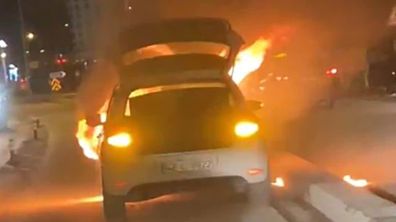 Konya'da seyir halindeki araç alev topuna döndü! Film setlerini aratmayan yangın kamerada...