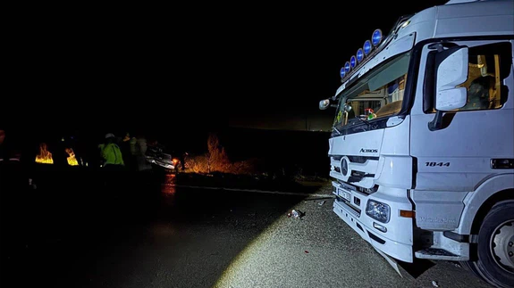 Otobanda vicdan ve vahşet yan yana... Yardım için durdu, TIR biçti!