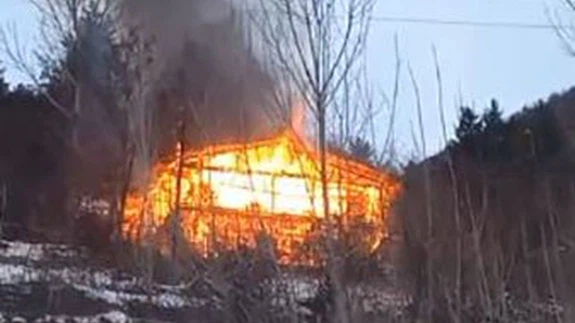 Alevler her şeyi yuttu: Köyde dehşet anları kameraya böyle yansıdı!