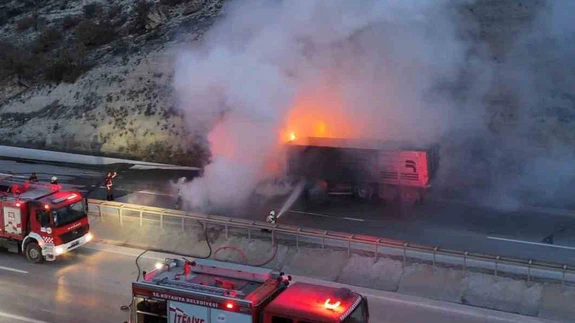 Dumanları fark etti, hayat kurtuldu: Tır alevlere teslim oldu