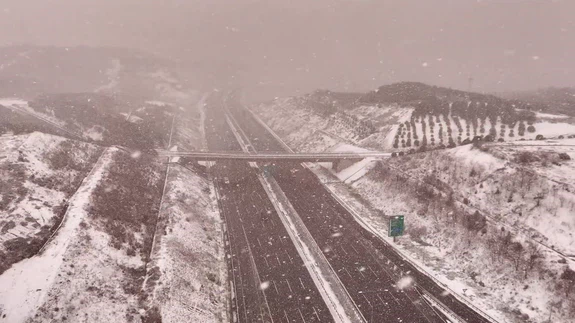 İstanbul’da kar geri döndü... Kuzey Marmara Otoyolu beyaza büründü!
