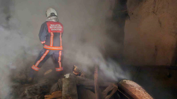 Malatya’da alevler çatıyı sardı... Dumanlar karanlığı yırtarak gökyüzüne yükseldi!