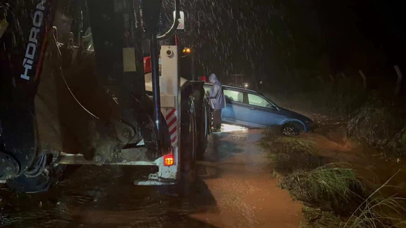 Marmaris’i sağanak yağış vurdu, araçlar suda mahsur kaldı