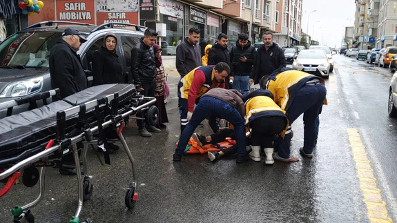 Muratlı’da bir adım can yaktı: Yolun karşısına geçmek isterken motorsiklet çarptı!