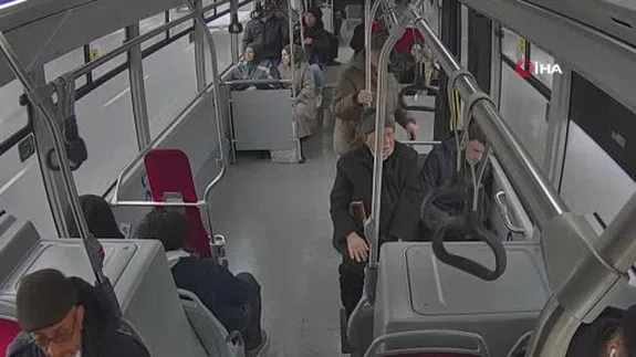 Otobüs şoförü rahatsızlanan yolcuyu hastaneye yetiştirdi