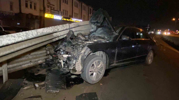 Otomobil bariyere saplandı: Sürücü yara almadan kurtuldu