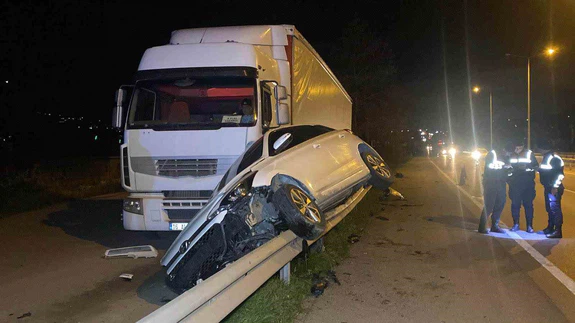 Bir anlık hata, 15 metrelik ölüm yolculuğu... Bariyerlerde asılı kalan hayatlar pamuk ipliğine bağlandı!