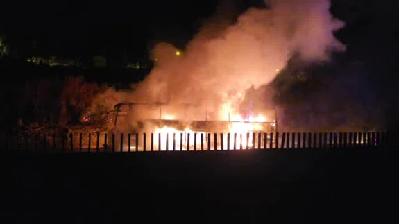 Otoyolda 39 yolcusu bulunan otobüs alev alev yandı