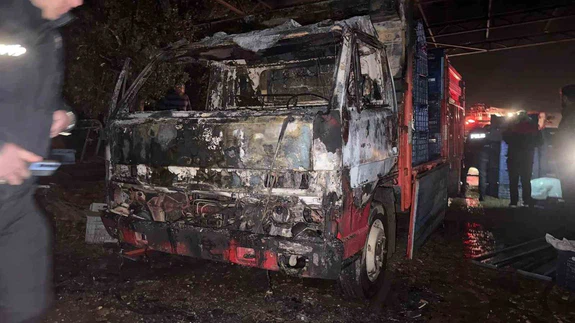 Antalya'da sessiz gece alevlerle bölündü: Kamyonet tamamen yandı!
