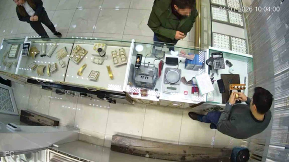 Bileğine altın takma hayaliyle geldi, kelepçeyle döndü! Kuyumcuda sahte altın tiyatrosu kameralara yansıdı...