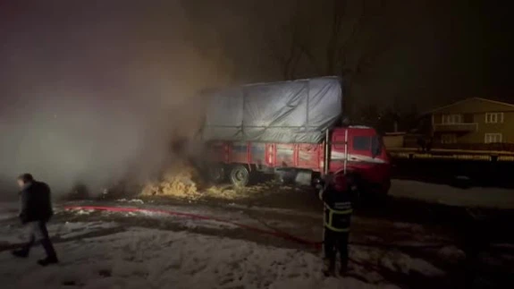Sakarya'da saman yandı, kamyon karıştı... Sürücü uyurken alevler yükseldi!