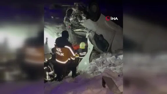 Diyarbakır’da feci kaza... Dakikalarca sıkışan sürücü sedyeye böyle alındı!