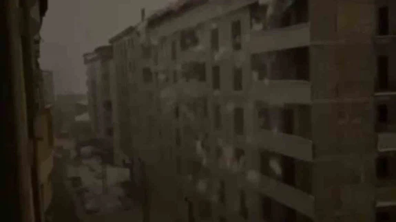 Tonlarca ağırlıktaki kar kütlesi elektrik direklerini devirdi