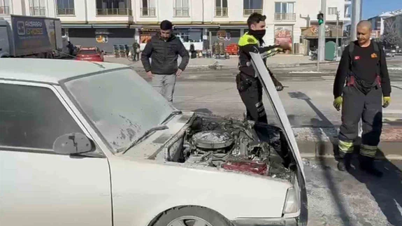 Aksaray’da yokuş aşağı değil, alev yukarı gitti… Araç bir anda alev topuna döndü!