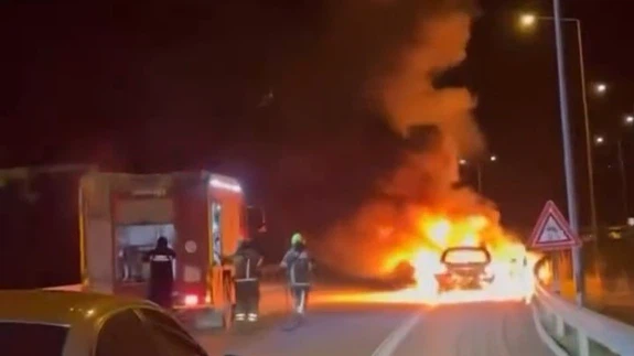 Seyir halindeki otomobil alev topuna döndü: Aracının yanışını çaresizce izledi