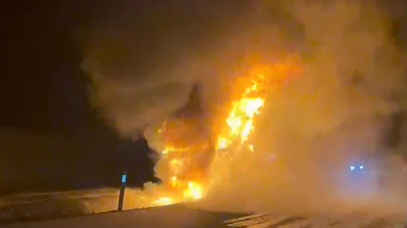 Alevlerin içinden atladı: Şanlırfa'da seyir halindeki tır küle döndü!