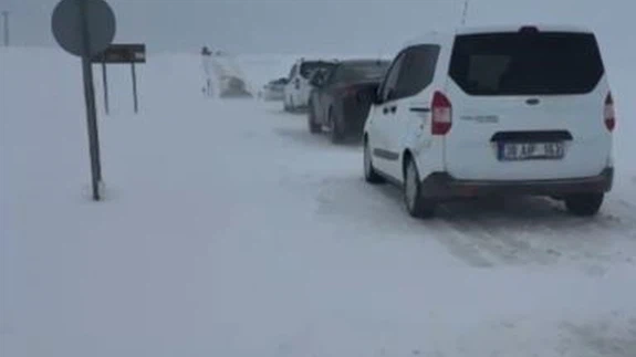 Sivas’ta tipi kabusu... Araçlar yolda kaldı, sürücüler saatlerce mahsur kaldı!