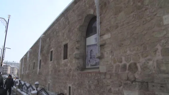 Sivas’ta kış sert yüzünü gösterdi... Tarihi handa 4 metreyi bulan buz sarkıtları oluştu!