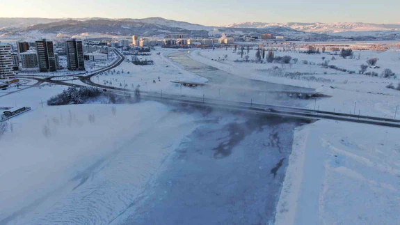 Kızılırmak bile dayanamadı... Sivas’ta eksi 19 soğukta hayat buz kesti!