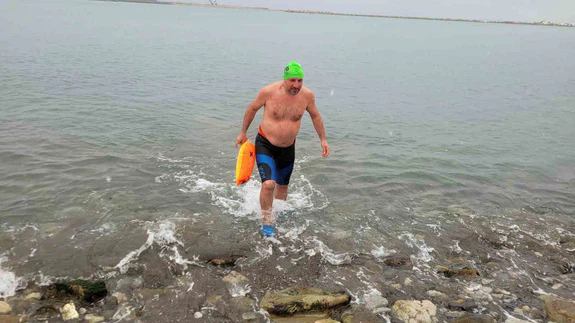 Şifa dedi, yağan kara aldırmadan denize girdi: İnebolu’da soğuğa meydan okudu!