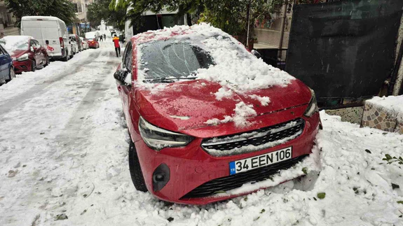 Sultangazi’de çatıdan kar koptu... Otomobilin üzerine düştü, maddi zarar büyük!