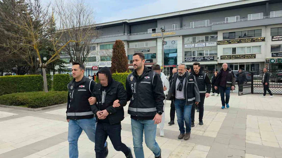 13 suç kaydı, sahte kimlik, milyonluk pazarlık... Dolandırıcılık zinciri tapuda koptu!