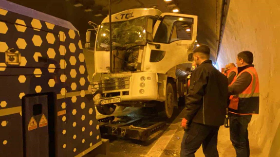 Bir şeritlik ihmal, 3 araçlık felaket... Tünelde frenler tutmadı, hayatlar çarpıştı!