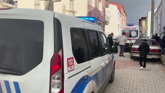 Uşak’ta bahçesindeki fırını yıkmaya çalışırken altında kalan adam yaralandı