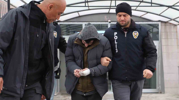 25 Yaşında genç, üvey babasını kanlar içinde bıraktı!