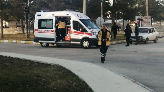Isparta’da yaş yetmiş yol bitmemiş... Otomobil genç motosikletliyi metrelerce savurdu!